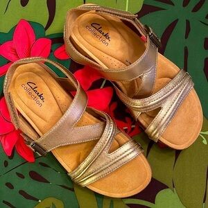 Brand New Clarks Genuine Leather Rose Gold Adjustable Brynn Step Sandals